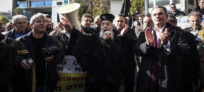 Εργαζόμενοι της ΔΕΗ έξω από το ΥΠΕΝ – Μαζί τους ιερείς και κάτοικοι της Μεγαλόπολης [εικόνες]